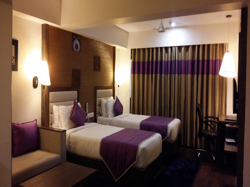 Pride Biznotel Vadodara Exterior foto