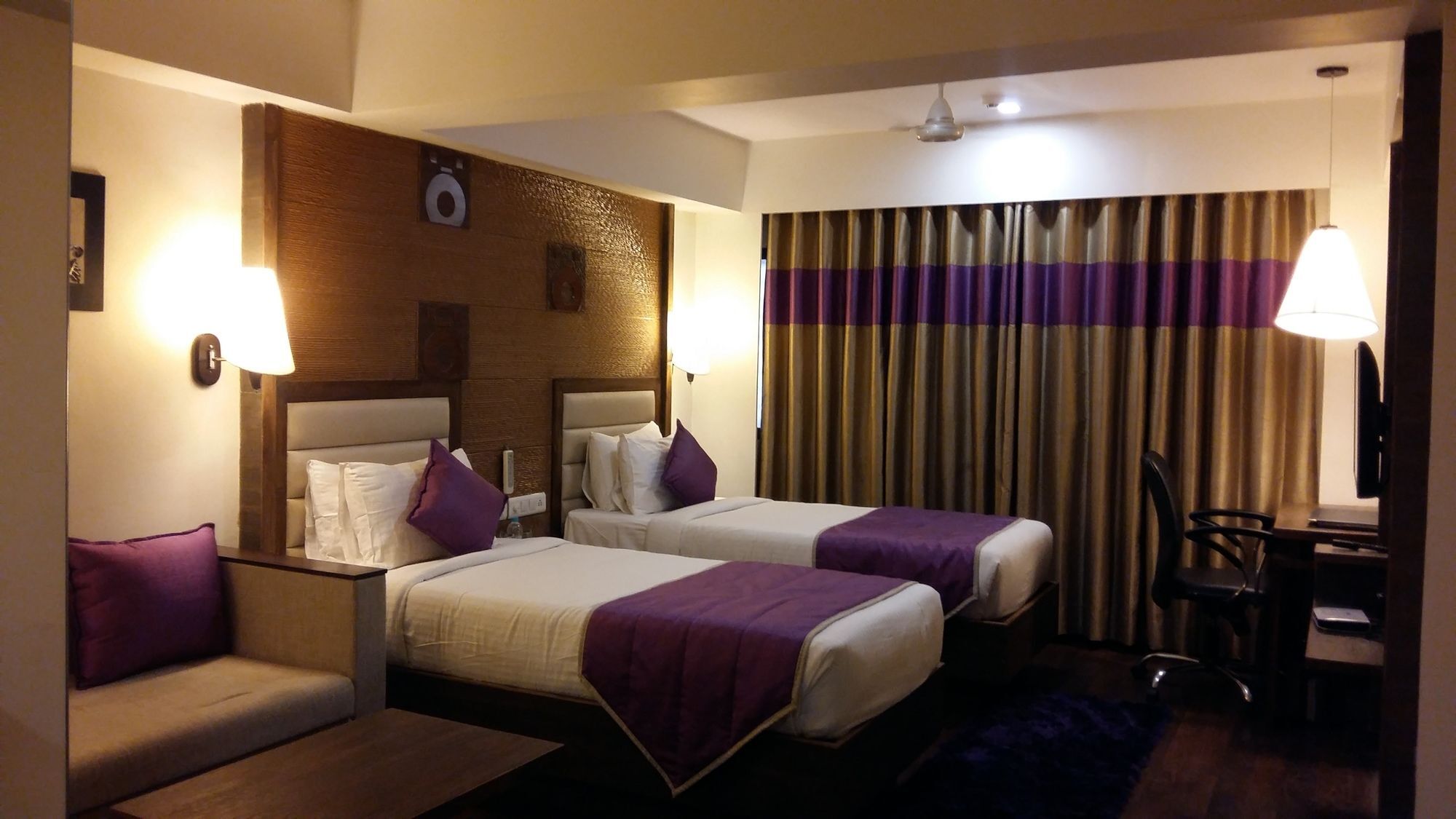 Pride Biznotel Vadodara Exterior foto