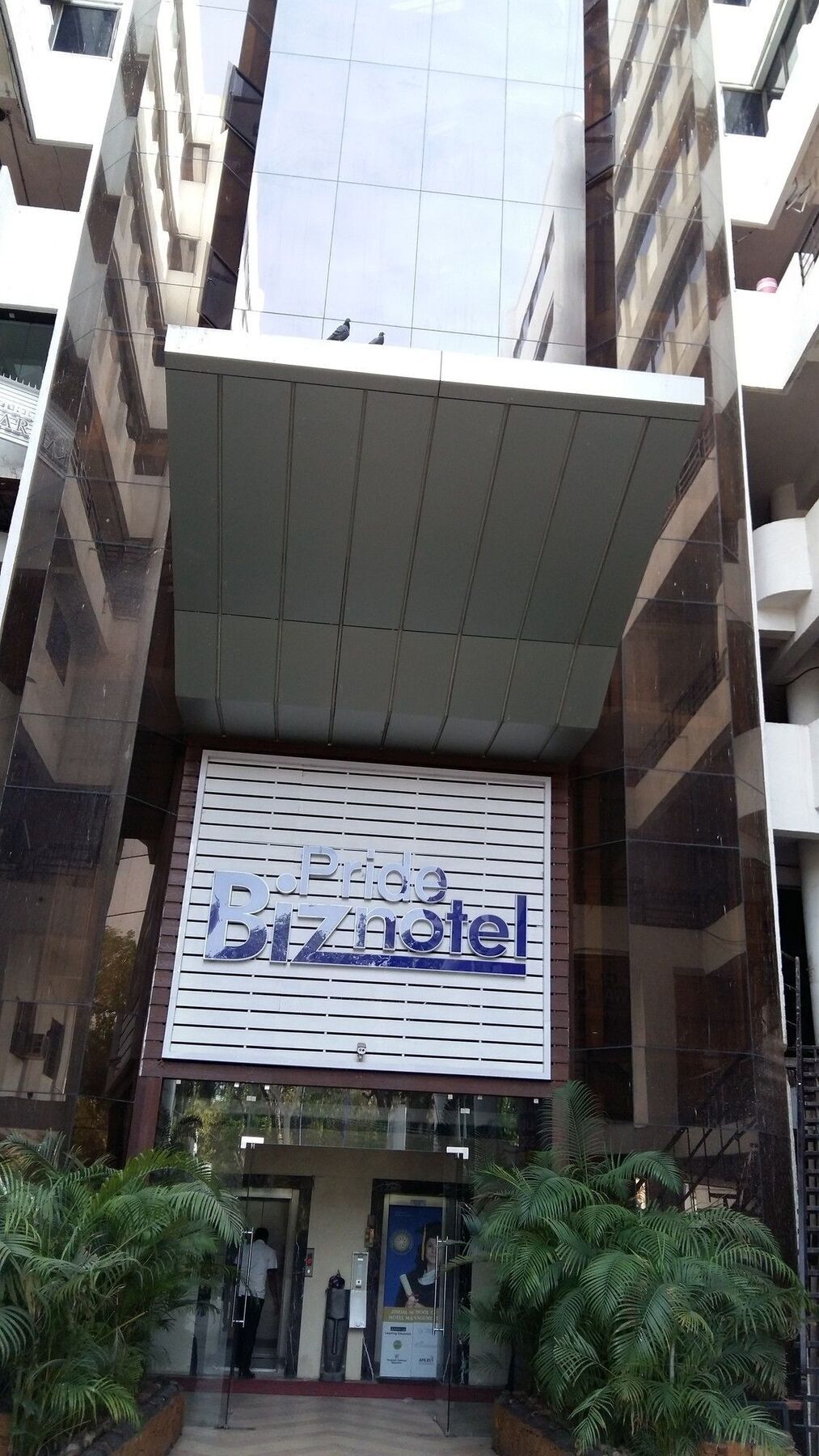 Pride Biznotel Vadodara Exterior foto