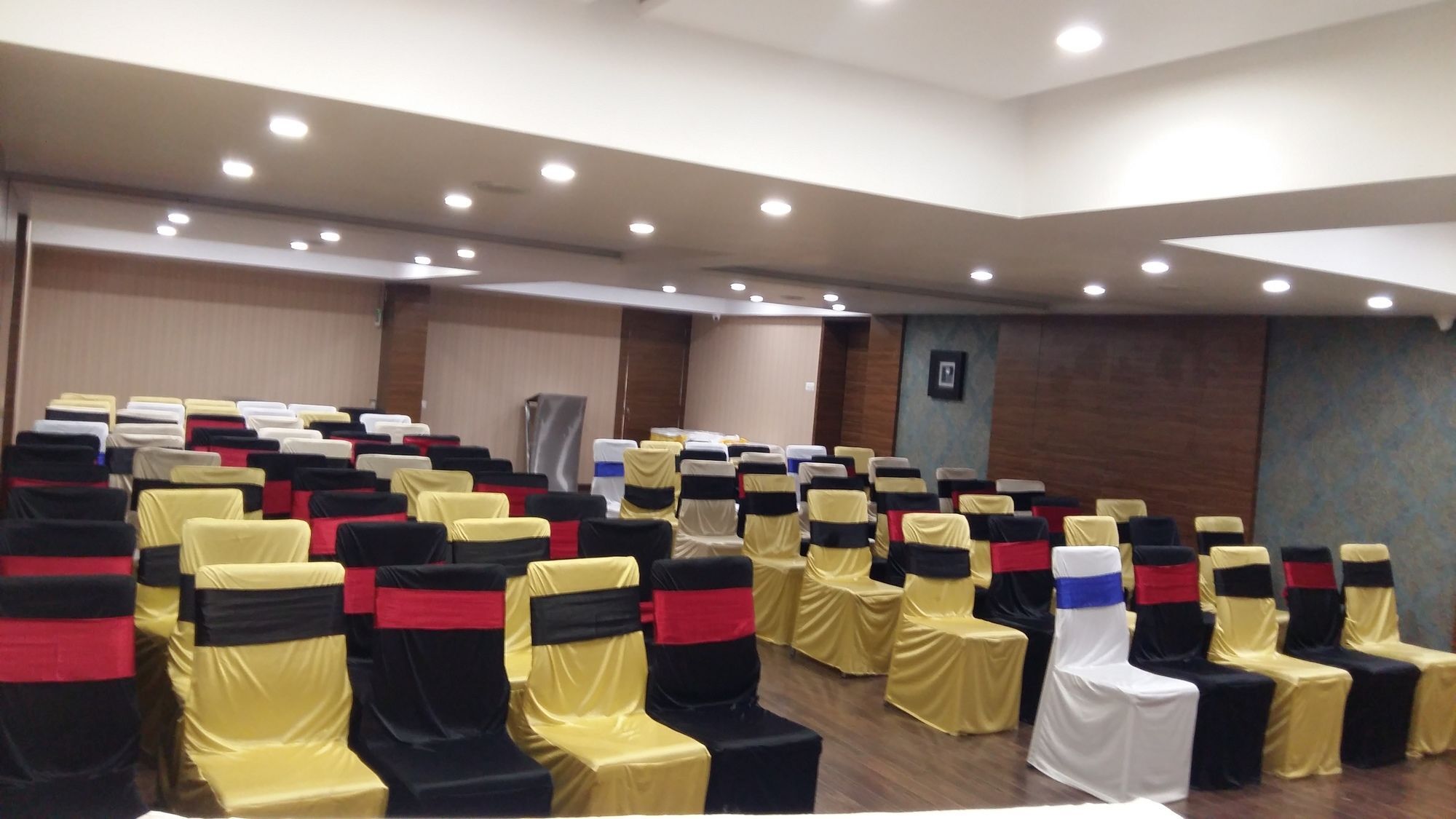 Pride Biznotel Vadodara Exterior foto