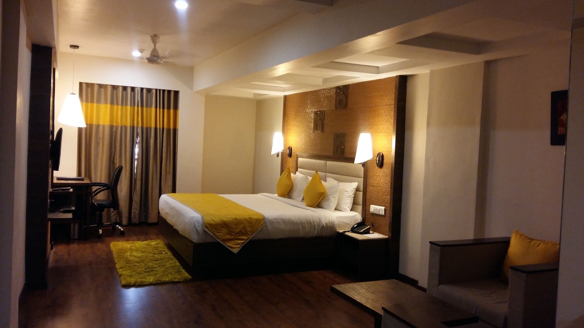 Pride Biznotel Vadodara Exterior foto