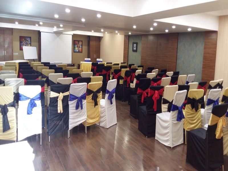 Pride Biznotel Vadodara Exterior foto
