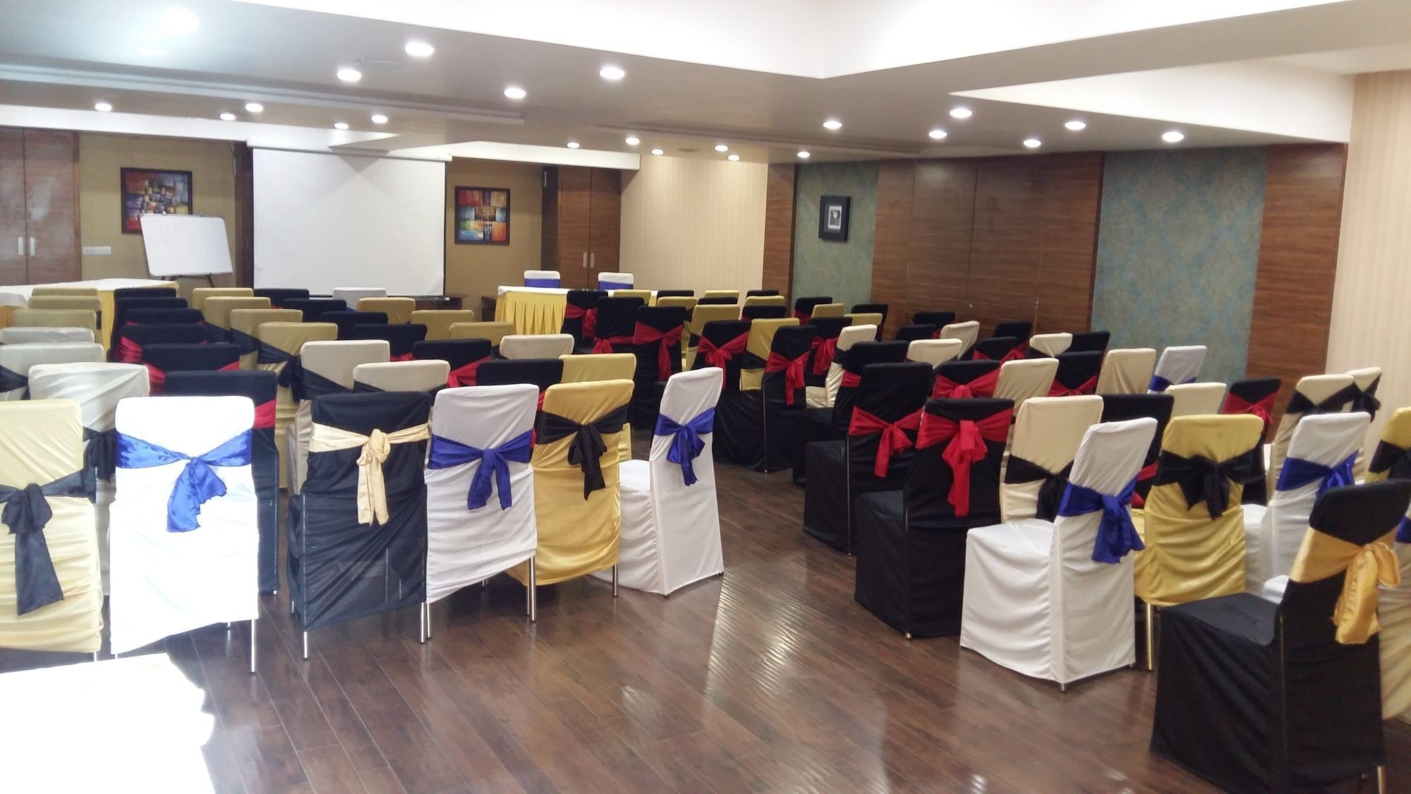 Pride Biznotel Vadodara Exterior foto